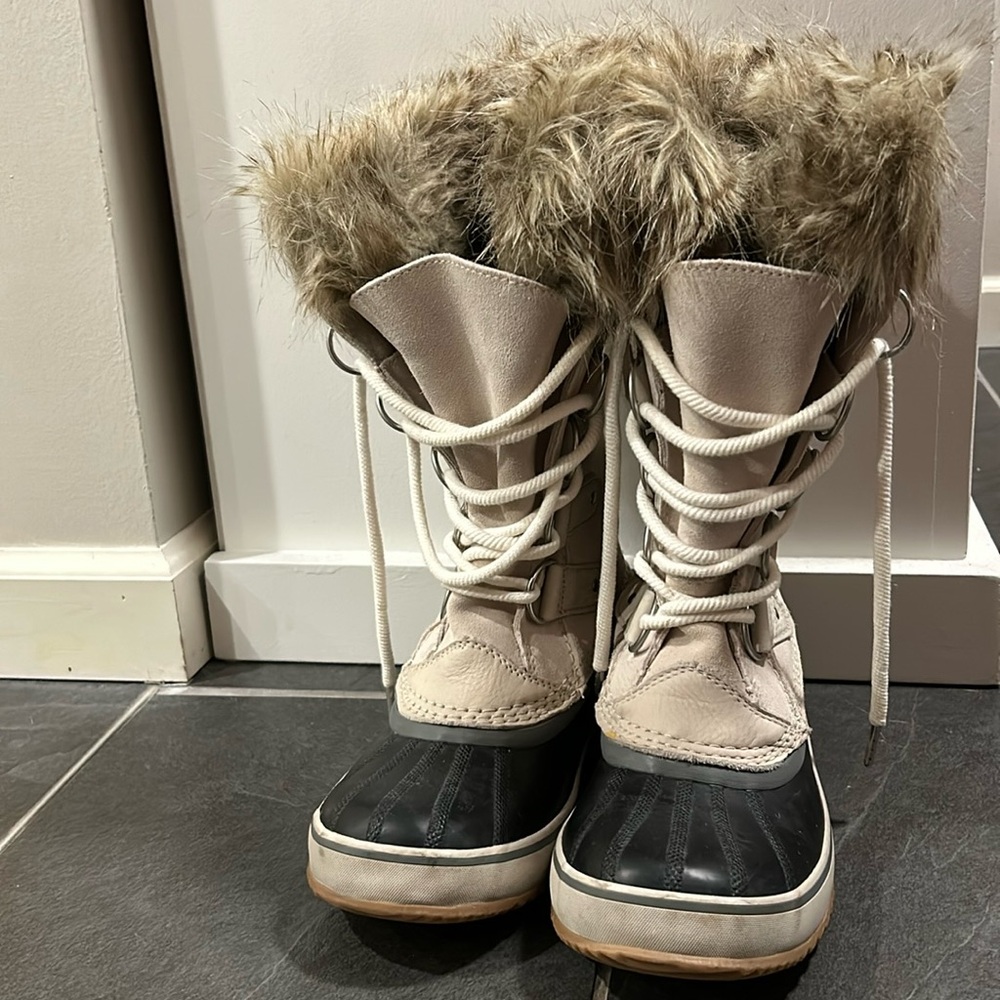 Sorel Joan of Arctic Boots size 8.5. Includes box!
